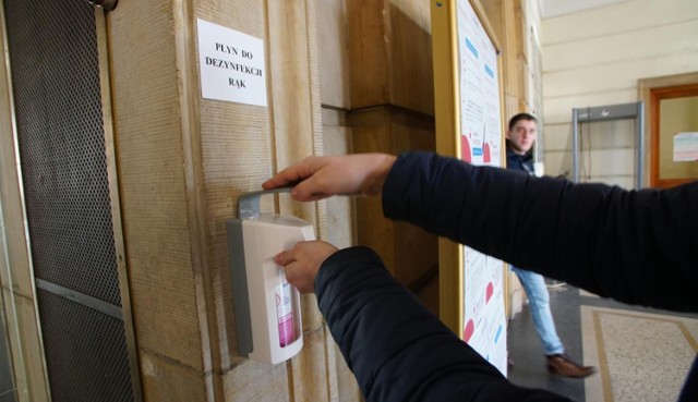 41-letni mężczyzna przechodząc koło kościoła postanowił skorzystać z płynu do dezynfekcji rąk przeznaczonego dla wiernych. Nie zdezynfekował on jednak rąk, a zamiast tego postanowił go wypić.