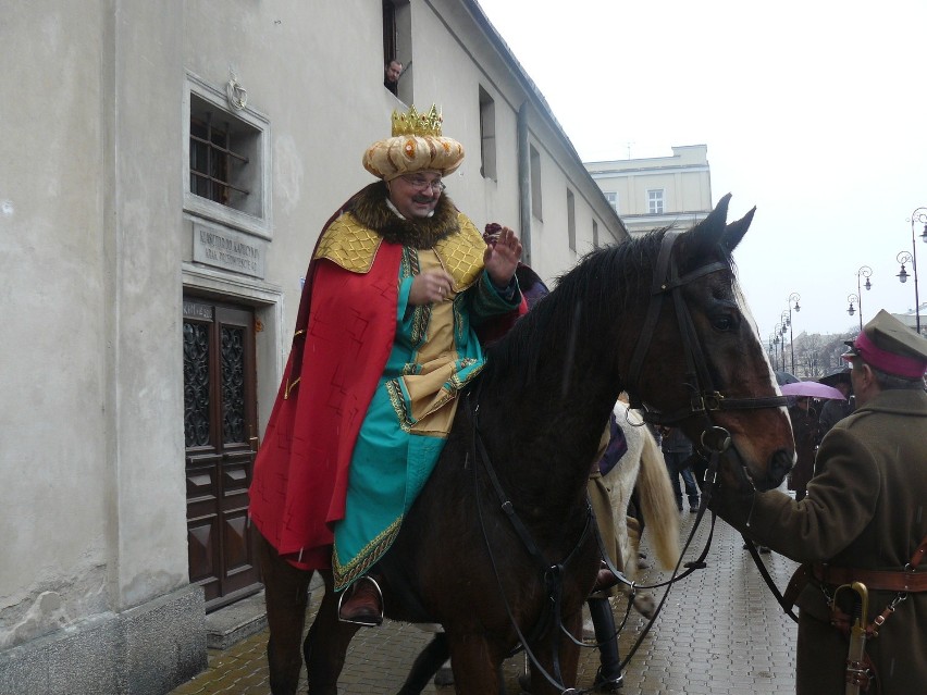 Królowie jechali na koniach.