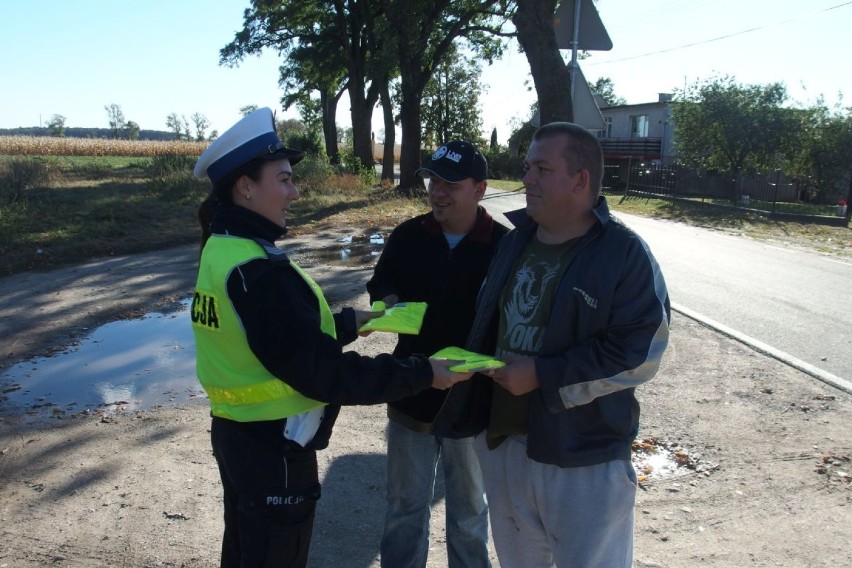 Mieszkańcy powiatu inowrocławskiego podczas policyjnej akcji dostali odblaskowe kamizelki [zdjęcia]
