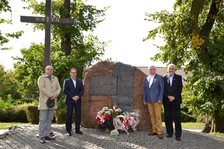 Kwiaty pod Pomnikiem Ofiar Katynia w 81. rocznicę napaści...