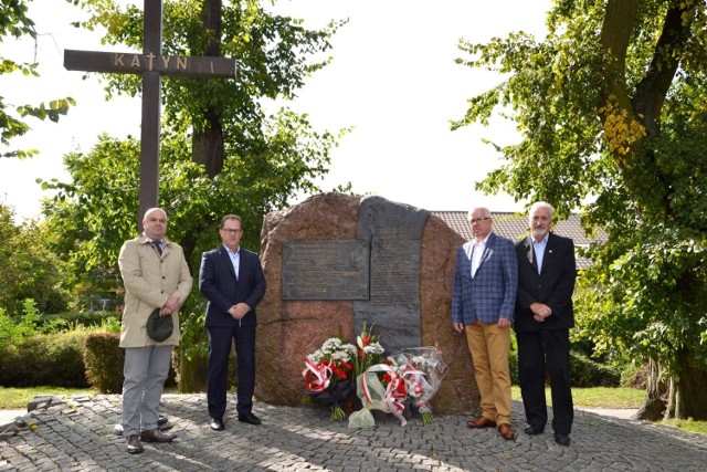 Kwiaty pod Pomnikiem Ofiar Katynia w 81. rocznicę napaści ZSRR na Polskę. Delegacje w Żninie, ulica 700-lecia