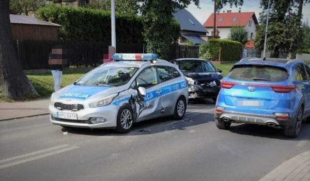 W Jawiszowicach, w ciągu DW 949, doszło do dwóch wypadków, w jednym uczestniczył policyjny radiowóz.