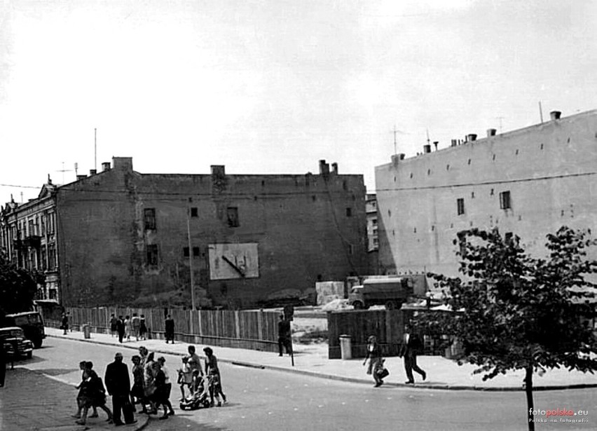 Lata 1964-1965, Radom, ulica Żeromskiego 42. Plac przed...