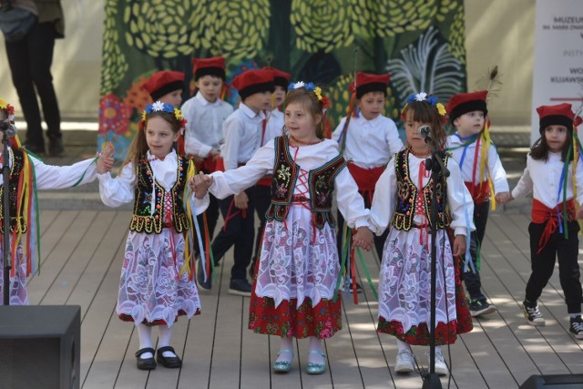 Trwa 40. Dziecięcy Przegląd Folkloru Wiejskiego w Toruniu. Tegoroczna edycja wydarzenia odbywa się pod hasłem "Kaczka pstra dziatki ma".