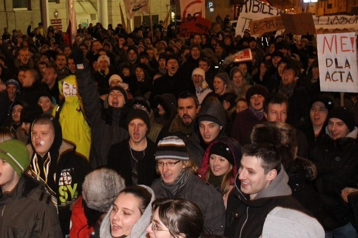 Gdynia: Marsz przeciwko ACTA. Wśród protestujących prezydent Gdyni Wojciech Szczurek [ZDJĘCIA+FILMY]