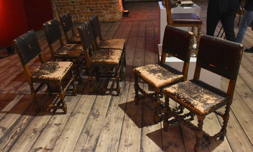 XIX-wieczne krzesła wróciły do zamku, a Muzeum Miasta Malborka otrzymało stare książki