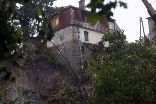 W Uniejowicach osunęła się skarpa. Z dwóch domów ewakuowano mieszkańców.