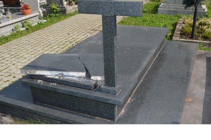 Cmentarz Ujanowice. Wandale zniszczyli groby