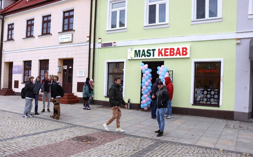Tłumy na otwarciu Mast Kebab w Łęczycy. Nowy lokal ma...