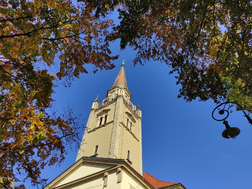 Kościół Zbawiciela w Wałbrzychu i jego jesienna oprawa....