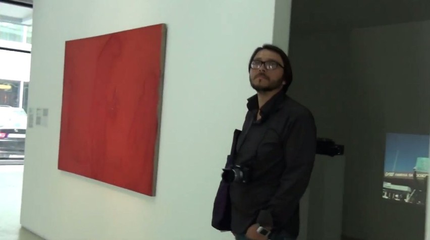 Małe dzieła sztuki. Wszedł do muzeum i powiesił obraz...