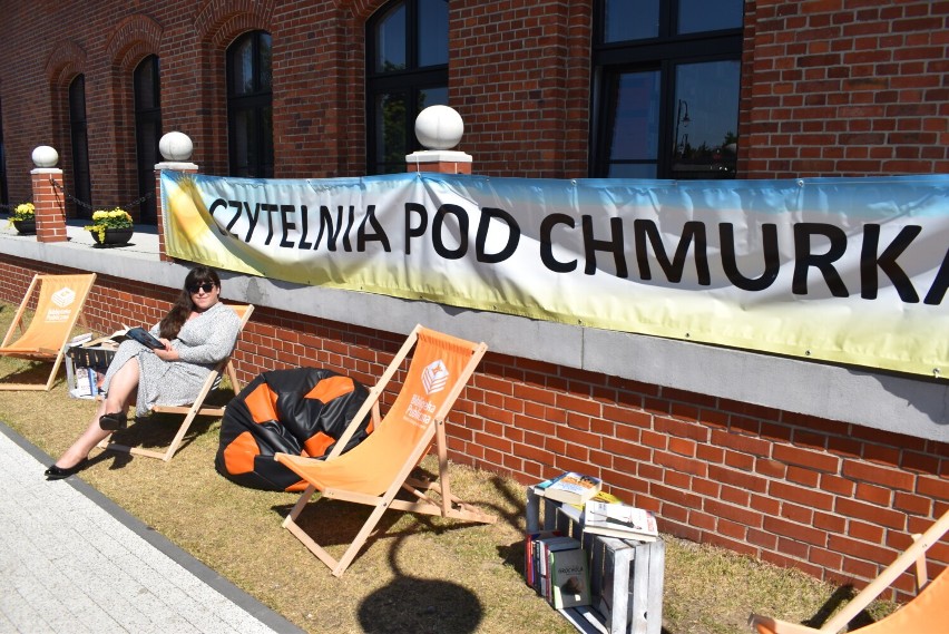 Pleszew. Stacja literacka, czyli "Czytelnia pod chmurką" przy pleszewskiej bibliotece