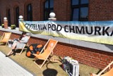 Pleszew. Stacja literacka, czyli "Czytelnia pod chmurką" przy pleszewskiej bibliotece