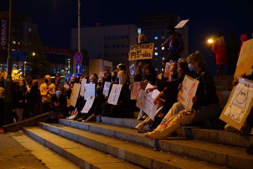 Strajk Kobiet. Kolejne protesty w Rzeszowie. To był incydent czy prowokacja? [ZDJĘCIA, WIDEO]