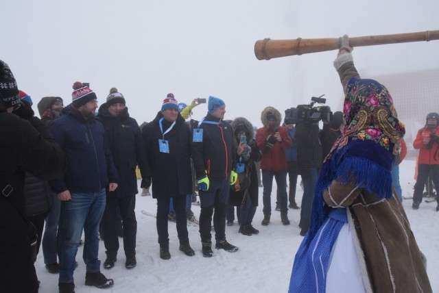 Dzisiaj zainaugurowany został sezon narciarski w województwie śląskim Beskidy Winter Go. Ceremonia odbyła się na najwyższym szczycie Beskidu Śląskiego. Zabrzmiały trombity, zostało zapalone góralskie ognisko, a z nieba poleciało konfetti.
