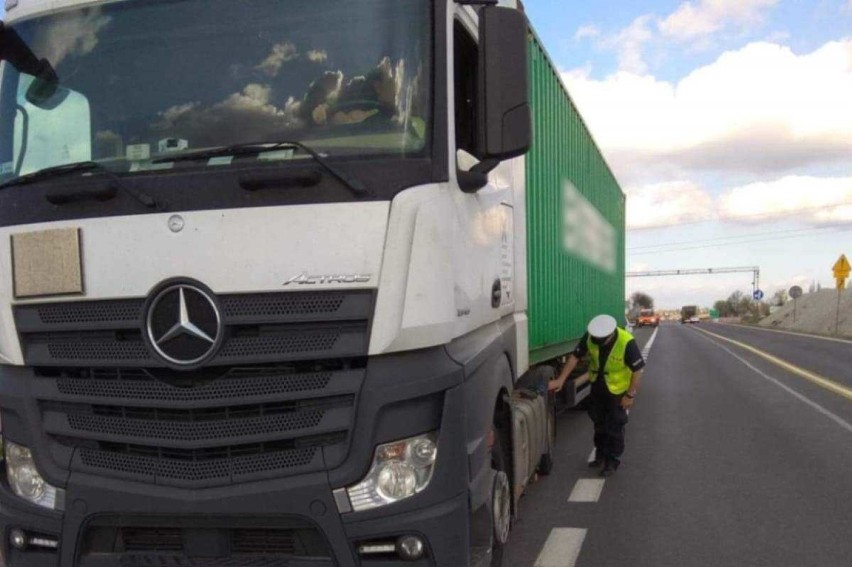Na autostradzie A1 pod Świeciem w ciężarówce marki Mercedes wystrzeliła opona [zdjęcia]