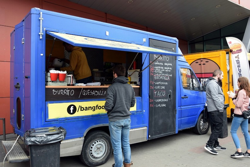 Przed Galerią Kasztanową w Pile zaparkowały food trucki. Jest co zjeść! Zobaczcie zdjęcia