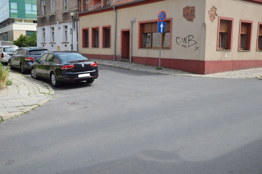 Kierujący czarnym volkswagenem zaparkował samochód na ulicy...