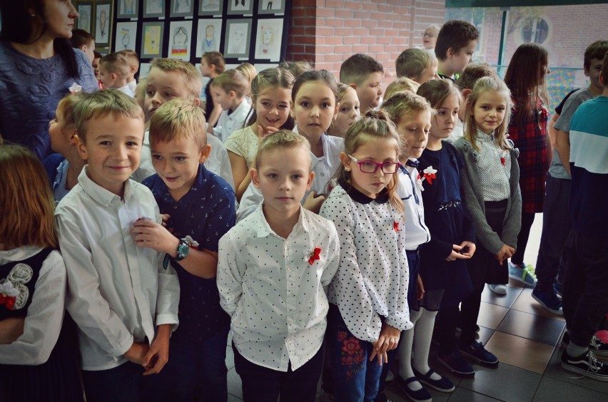 Uczniowie SP nr 1 w Bełchatowie wspólnie zaśpiewali Mazurka Dąbrowskiego [ZDJĘCIA]
