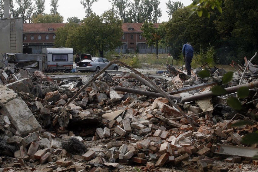 Legnica: AMW burzy budynki i dzieli działki
