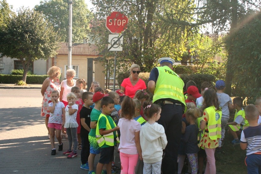 Przedszkolaki z policjantami z Radziejowa na edukacyjnym spacerze [zdjęcia]