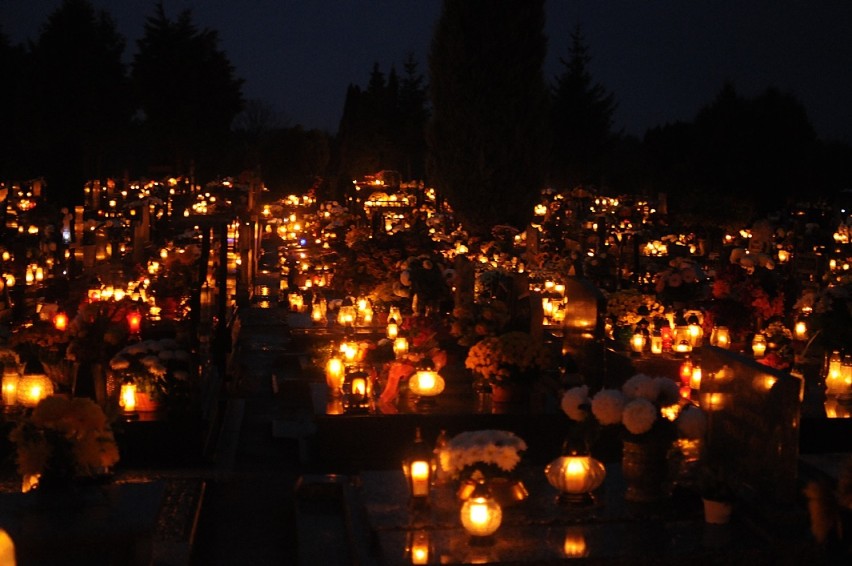 Śrem: cmentarze nocą. Niezwykły nastrój na naszych...