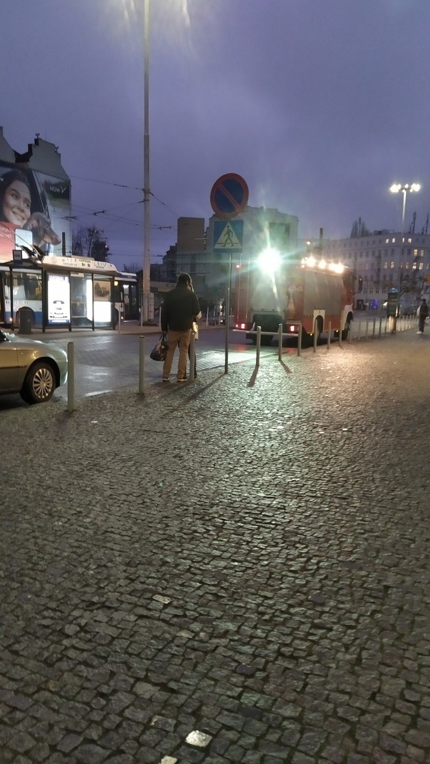 Wypadek w Gdyni 6.01.2021. Mężczyzna wpadł pod pociąg na stacji Gdynia Główna