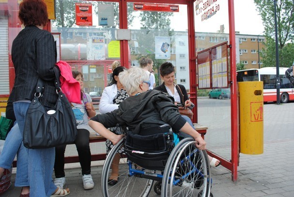 Niepełnosprawni na wózkach mogą teraz samodzielnie korzystać z rozkładu jazdy
