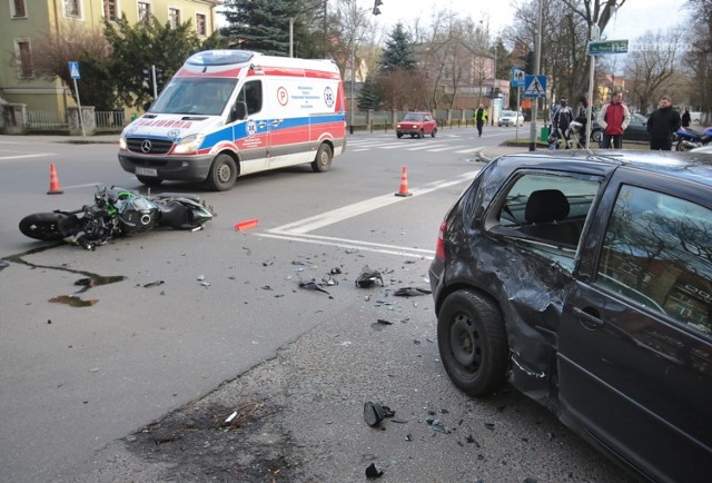 Wypadek osobówki z motocyklem na skrzyżowaniu Piotra Skargi z Monte Cassino w Szczecinie.