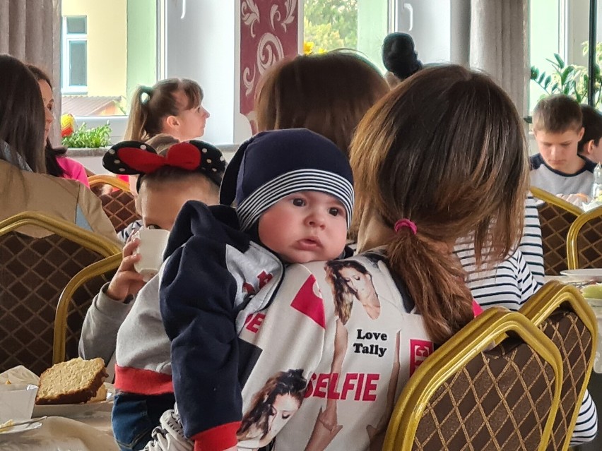 Wielkanocne śniadanie dla uchodźców z Ukrainy w Pajęcznie. Ponad sto osób wzięło udział w spotkaniu ZDJĘCIA