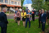Nowy Dwór Gdański. Przedstawiciele samorządów złożyli kwiaty pod pomnikami. 83 rocznica wybuchu II wojny światowej