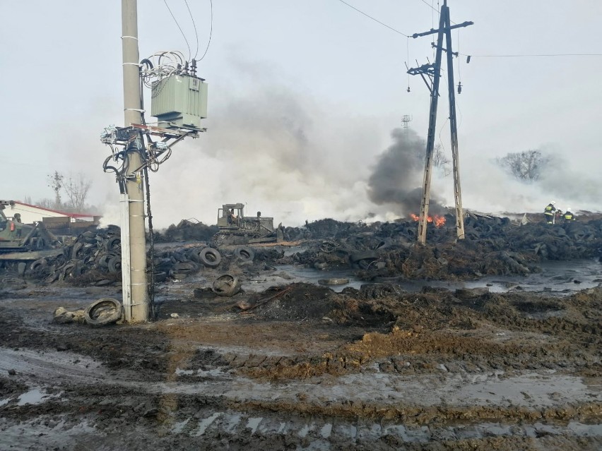 Strażacy z powiatu tucholskiego tez gasili wielki pożar w Raciniewie na składowisku odpadów [foto] 