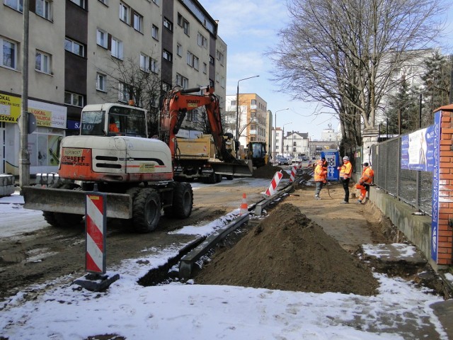 Już trzeci miesiąc trwają roboty budowlane na Waryńskiego na odcinku od ulicy kardynała Stefana Wyszyńskiego do 25 Czerwca. Tym razem budowlańcy przeniosły większość swoich prac bliżej ulicy Kardynała Stefana Wyszyńskiego. 

Na czas prowadzonych prac do odwołania został czasowo zamknięty dla ruchu samochodów ten odcinek ulicy.  Zakaz ruchu kołowego nie dotyczy jedynie pojazdów budowy oraz warunkowego dojazdu mieszkańców do zlokalizowanych tam budynków, również przy ulicy Bydgoskiej.