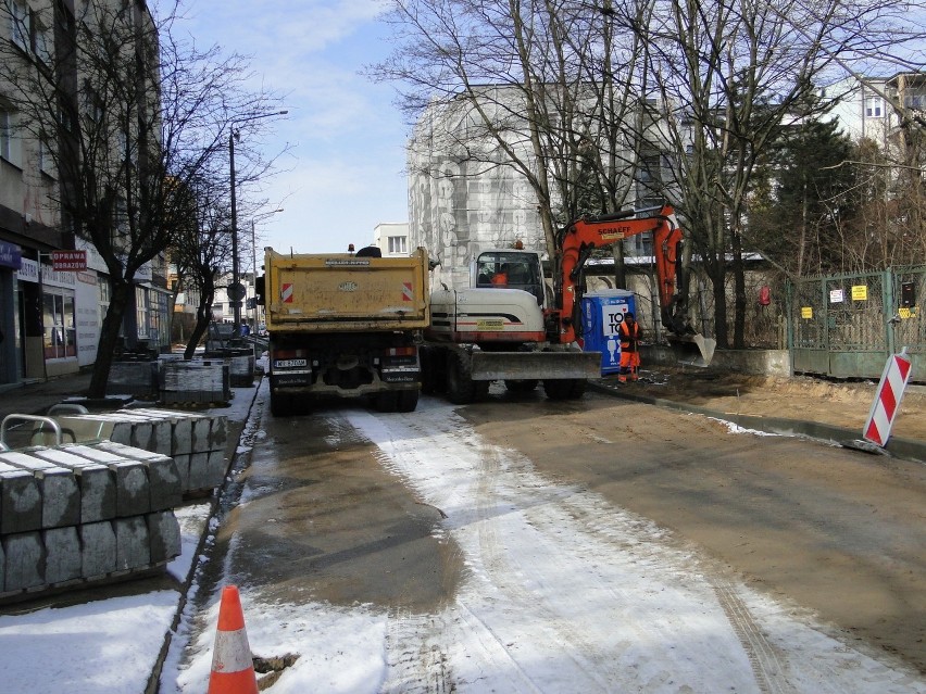 Wymiana kanalizacji w Radomiu. Nawet śnieg nie zatrzymał prac na ulicy Waryńskiego. Zobaczcie zdjęcia