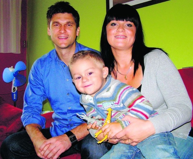 - Jestem teraz często w domu, z czego cieszy się moja rodzina -mówi Grzegorz Piotrowski na zdjęciu z żoną Joanną i synem Mikołajem