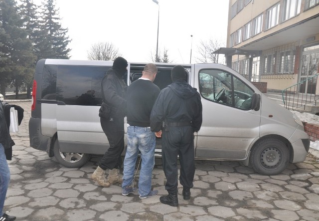 W nocy z soboty na niedzielę policjantom udało się zatrzymać mężczyznę podejrzanego o napad na kobiety w Janowie. W niedzielę zostanie doprowadzony do chełmskiej prokuratury.
