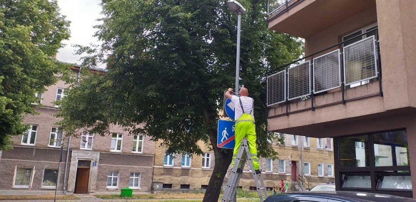 Ul. Piłsudskiego. Wycięto drzewo, bo zagrażało bezpieczeństwu    