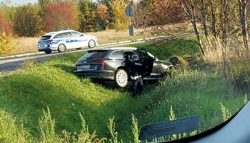 Radomsko. Kierowca audi nie zatrzymał się do kontroli, wjechał do rowu. Był pijany