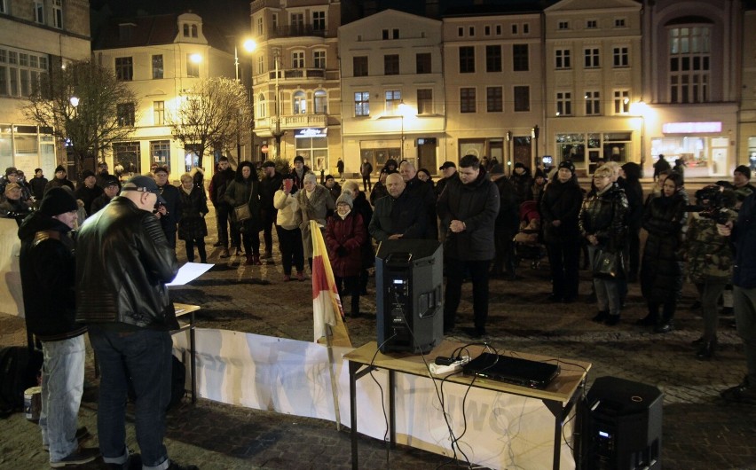 Około 60 osób zebrało się w czwartkowy wieczór, na Rynku w...