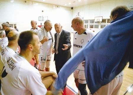 Stanisław Grymowicz (w środku) ustala ze swoimi dawnymi zawodnikami taktykę przed meczem wspomnień. Fot. Mikołaj Suchan