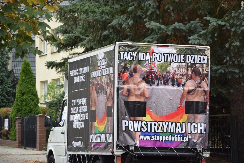 Ciężarówka z homofobicznymi hasłami zaparkowała przed I LO. Uczniom to się nie spodobało [ZDJĘCIA, WIDEO]