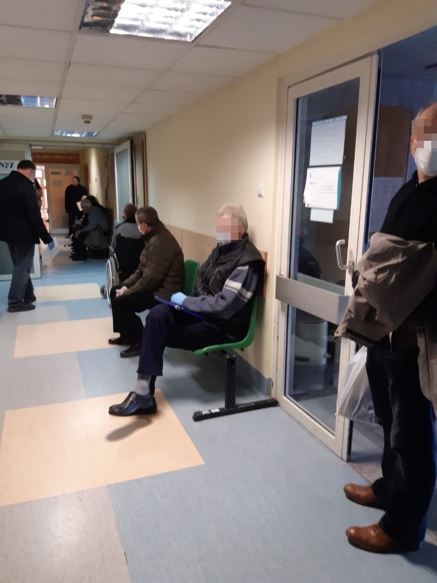 Kraków. W Szpitalu Rydygiera pacjenci czekają do poradni w ścisku. Dyrekcja: ograniczyliśmy wizyty do tych niezbędnych [ZDJĘCIA]