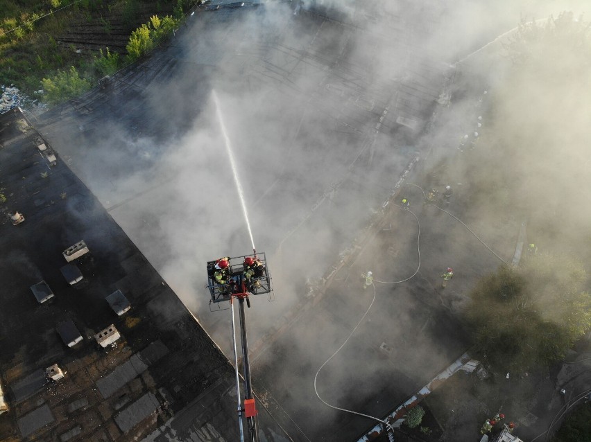 Pożar zabytkowej lokomotywowni w Grudziądzu z lotu ptaka. Zobacz zdjęcia z drona