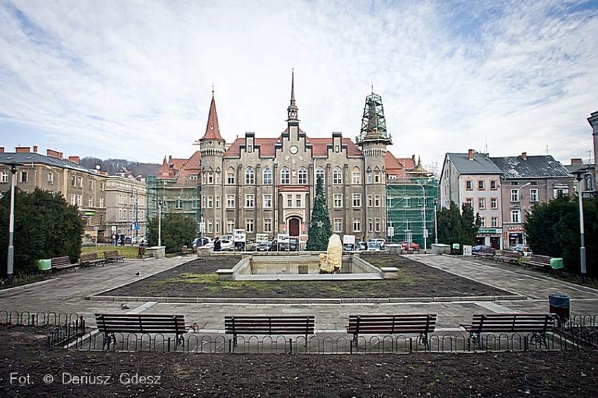 Rzeźba nagiej kobiety znika z placu w centrum Wałbrzycha