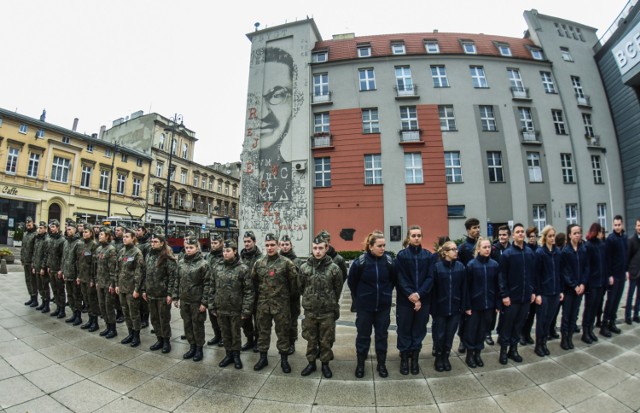 27 października oficjalnie odsłonięto mural Mariana Rejewskiego na kamienicy przy ulicy Gdańskiej 10 oraz zainaugurowano ścieżkę i miejską grę "Tajemnica Rejewskiego", poświęconą kryptologowi. O tej ostatniej opowiadała zastępca prezydenta Bydgoszczy Iwona Waszkiewicz: Gra przygotowana została w ramach strategii rozwoju edukacji miasta Bydgoszczy i będzie zawierała te miejsca, które są związane z kryptologiem, jak jego miejsce urodzenia, zamieszkania czy takie, które noszą jego imię. A miejsc, związanych z Marianem Rejewskim w Bydgoszczy nie brakuje. Są to m.in.  Zespół Szkół nr 24, aula UKW. W mieście napotkać można także trzy tablice poświęcone kryptologowi: na ul. Gdańskiej 10, Dworcowej 10 i Puszczykowej. Gra ma charakter fabularny, a jej uczestnicy poruszać się będą na terenie miasta, odwiedzając dziewięć miejsc i rozwiązując różnego rodzaju zagadki - najczęściej zadania matematyczne. Uczestnicy gry otrzymają mapę oraz współczesne i archiwalne fotografie miejsc związanych z Marianem Rejewskim. Gra dostępna będzie w siedzibie Muzeum Okręgowego im. L. Wyczółkowskiego oraz na stronach ratusza i Muzeum Okręgowego.

mural Rejewskiego na ul. Gdańskiej:
