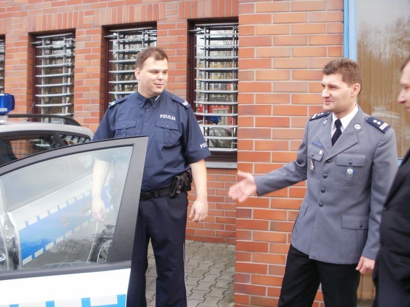 Sopot: Nowy radiowóz na parkingu przez Komendą Miejską Policji