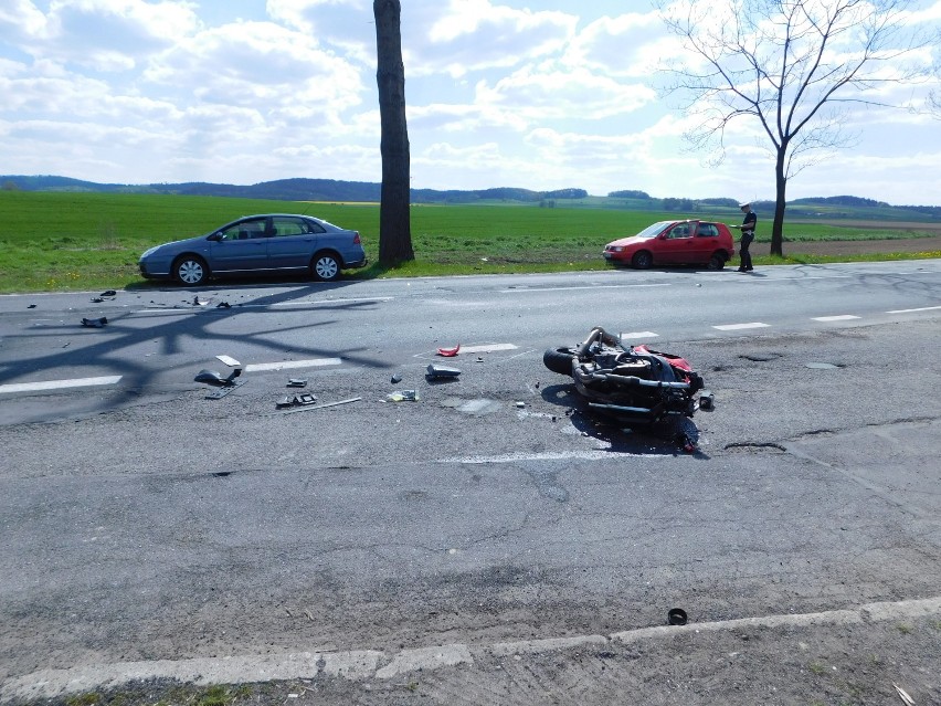 Do groźnego wypadku doszło w pobliżu Mokrzeszowa. Motocyklista i jego pasażerka ranni