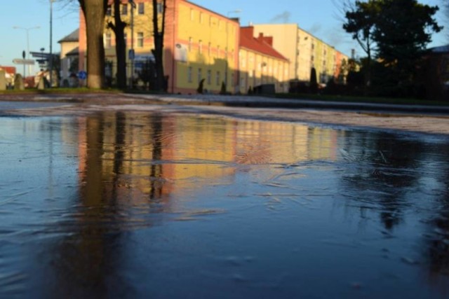 Powiat nowodworski. Jak alarmuje Instytut Meteorologi i Gospodarki Wodnej dziś w nocy spadnie marznący deszcz. Na lokalnych drogach i chodnikach może być bardzo ślisko.