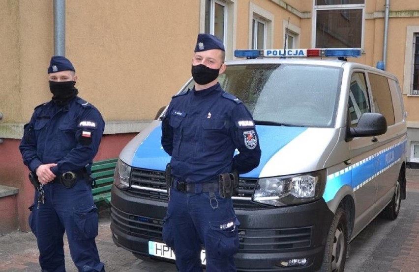 Policjanci z Pruszcza Gdańskiego pomogli psu zamkniętemu w...