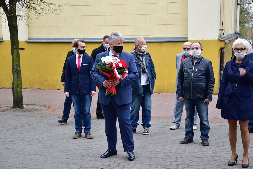 Działacze kwidzyńskiej Lewicy złożyli kwiaty pod pomnikiem...